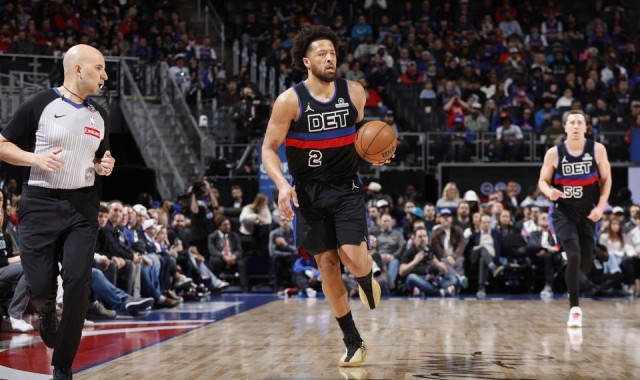 半岛体育官网-保住联盟第一！活塞加时险胜无哈登骑士 杜伦33+16三人6犯